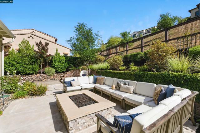 22 W Hill Way, Orinda CA: https://media.crmls.org/mediaz/756119b0-af9b-479f-955a-e5c982d445eb.jpg