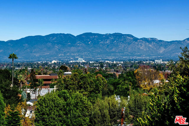 15213 Del Gado Drive, Sherman Oaks CA: https://media.crmls.org/mediaz/75617a2a-fe4e-4af6-957e-819978ff1e57.jpg