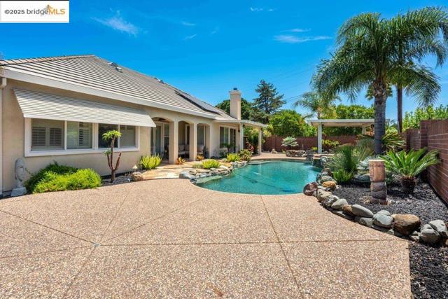 2981 Atherton Pl, Brentwood CA: https://media.crmls.org/mediaz/7564e0b6-ddc8-406e-9f4f-3baeb7a029e8.jpg