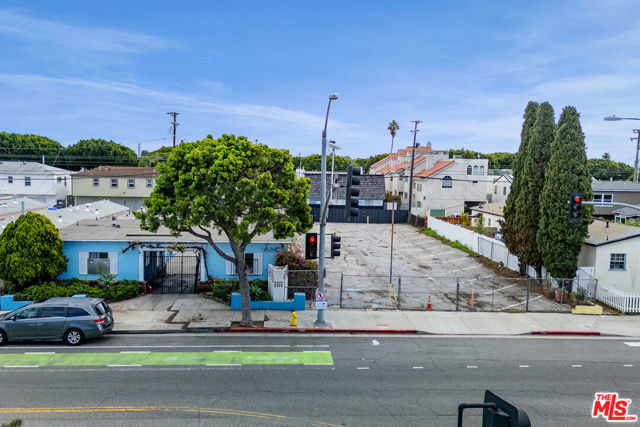 2338 Ocean Park Boulevard, Santa Monica CA: https://media.crmls.org/mediaz/756501c0-93d1-4a3f-9e84-35c68af2c4c0.jpg