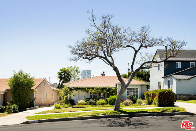 1475 Edris Drive, Los Angeles CA: https://media.crmls.org/mediaz/75659fae-5ca2-4781-9e11-5c2b4bea7e34.jpg