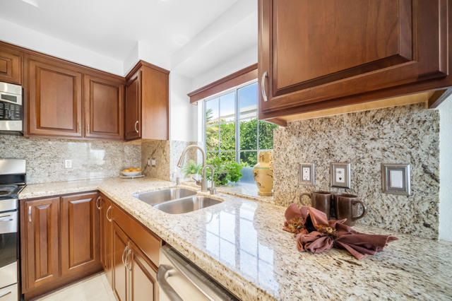 43512 Via Magellan Drive, Palm Desert CA: https://media.crmls.org/mediaz/7567c426-8d2c-4b16-802c-8995412c9650.jpg