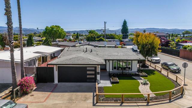 1633 Roberta Drive, San Mateo CA: https://media.crmls.org/mediaz/75689a26-429d-4d83-92f4-ff5d4e304fff.jpg