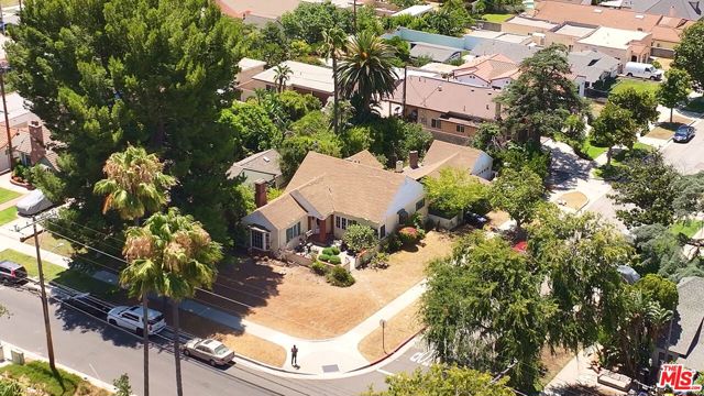 1722 Bel Aire Drive, Glendale CA: https://media.crmls.org/mediaz/7568d1b0-ed56-4b90-9741-ee413113f97d.jpg