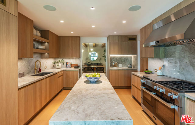 365 Norcroft Avenue, Los Angeles CA: https://media.crmls.org/mediaz/7568d3de-e6f6-49c0-a8a8-21b67a9e1e00.jpg