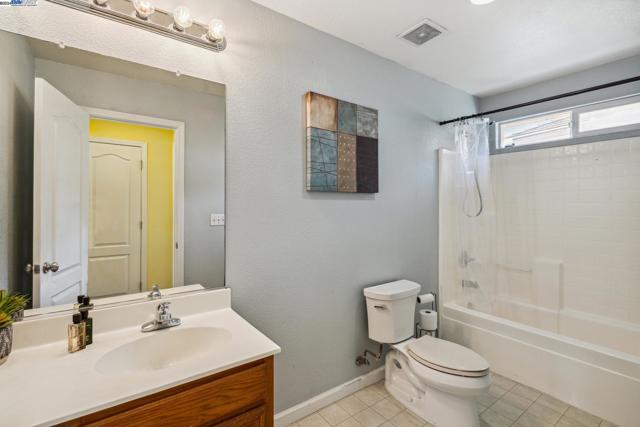 17351 Pheasant Downs Rd, Lathrop CA: https://media.crmls.org/mediaz/7568f935-c9c2-451f-8cd7-e2bae9ececb0.jpg