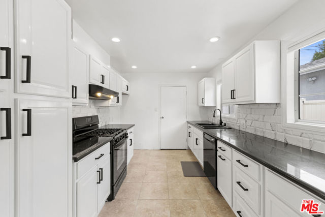 10914 Mcvine Avenue, Sunland CA: https://media.crmls.org/mediaz/756984aa-0eca-454c-a789-6d87a3b955c3.jpg