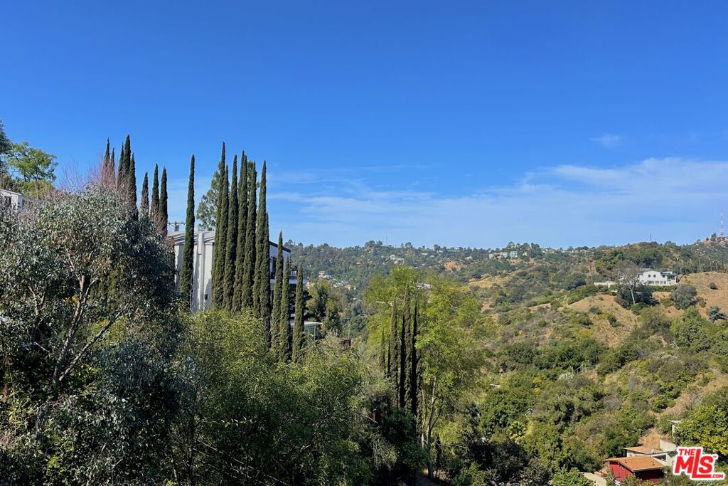 https://media.crmls.org/mediaz/7569efbb-d61e-4e72-b686-81e66246a578.jpg?preset=X-Large