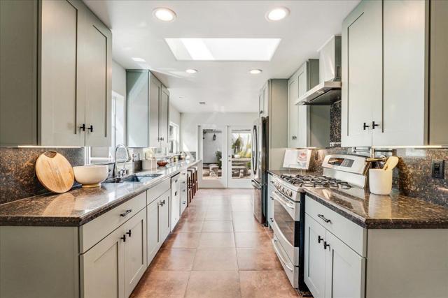 22011 E Cliff Drive, Santa Cruz CA: https://media.crmls.org/mediaz/756a3022-93bd-473f-9bf0-b400734893c3.jpg