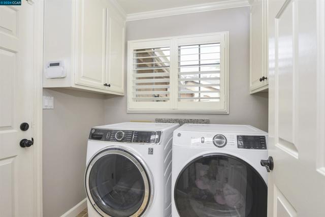 Image 9 of 32 For 226 Roundhill Pl