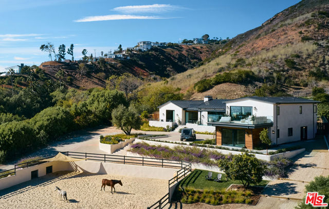 29685 Cuthbert Road, Malibu CA: https://media.crmls.org/mediaz/756d08f8-329c-49ea-b276-c097fe2fbd76.jpg