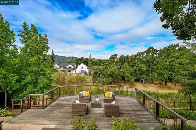 34 Willowview Ct, Danville CA: https://media.crmls.org/mediaz/756e2d99-fb55-45ef-8718-070c47a6ae93.jpg