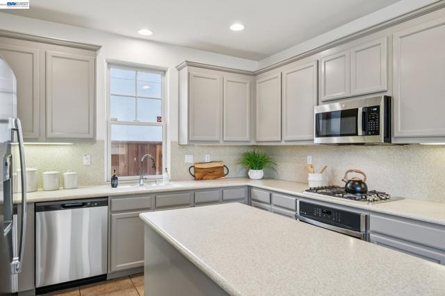 220 Hollister Avenue, Alameda CA: https://media.crmls.org/mediaz/756e6c18-3ae2-4a64-9e8a-d175abf01cb8.jpg