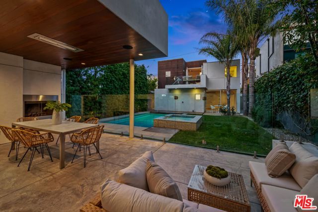714 California Avenue, Venice CA: https://media.crmls.org/mediaz/75700df7-f24a-4db1-9f31-cc156ec7861f.jpg