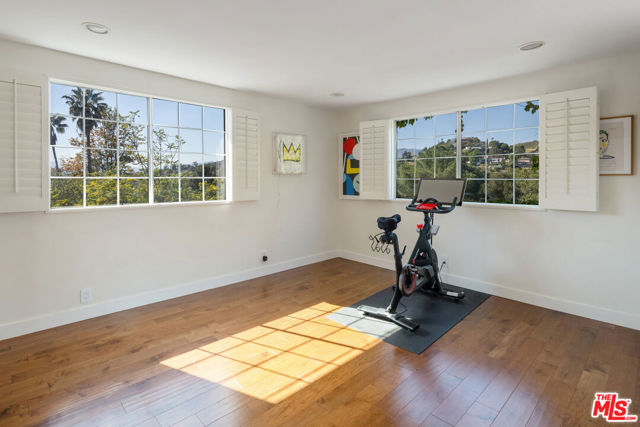 9732 Rotta Avenue, Sunland CA: https://media.crmls.org/mediaz/757032bc-5421-421f-95b5-96c37fa4a915.jpg