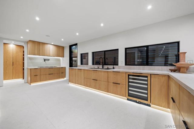 7372 76 Fay Ave, La Jolla CA: https://media.crmls.org/mediaz/7570a45f-8110-4991-8688-40d13b0eab37.jpg