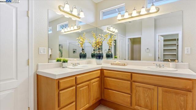 2133 Demetrius Way, Roseville CA: https://media.crmls.org/mediaz/7570f2ac-5e9a-442f-ad36-4efc50bffb18.jpg
