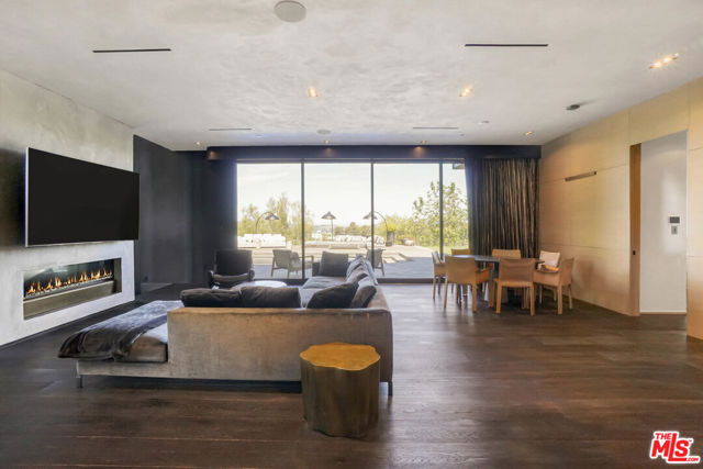 9152 Janice Place, Beverly Hills CA: https://media.crmls.org/mediaz/75716905-9c02-4529-8f3c-2675f6cfeea7.jpg