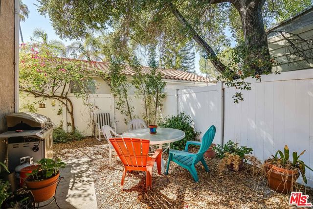 121 Navajo Lane, Topanga CA: https://media.crmls.org/mediaz/7572558c-dfc3-4a3c-82cc-be33184e9713.jpg