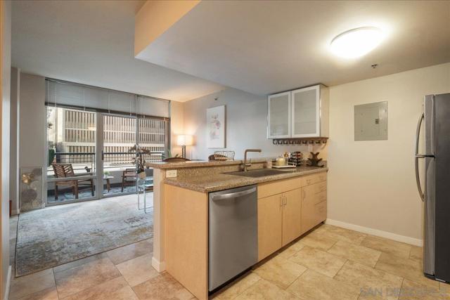 425 W Beech St, San Diego CA: https://media.crmls.org/mediaz/75736052-57de-4bdb-8fa8-6ed887df7de3.jpg