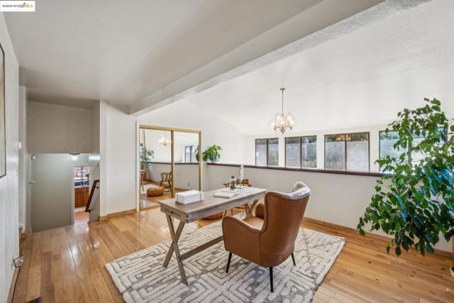 9090 Castlewood St, Oakland CA: https://media.crmls.org/mediaz/7573e587-184e-49ba-837d-fcd792e72d8a.jpg