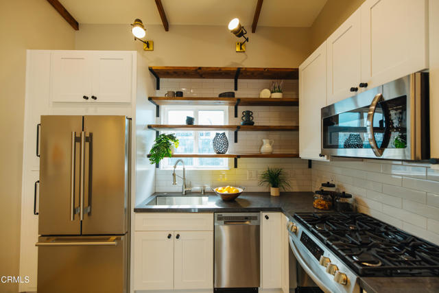 Detail Gallery Image 4 of 18 For 187 W Park Row Ave #102,  Ventura,  CA 93001 - 2 Beds | 1 Baths