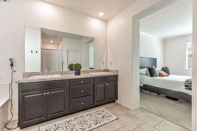 9315 Wild Lilac Cir, Sacramento CA: https://media.crmls.org/mediaz/75766d0e-7d4a-4213-925a-871f3bc5910a.jpg