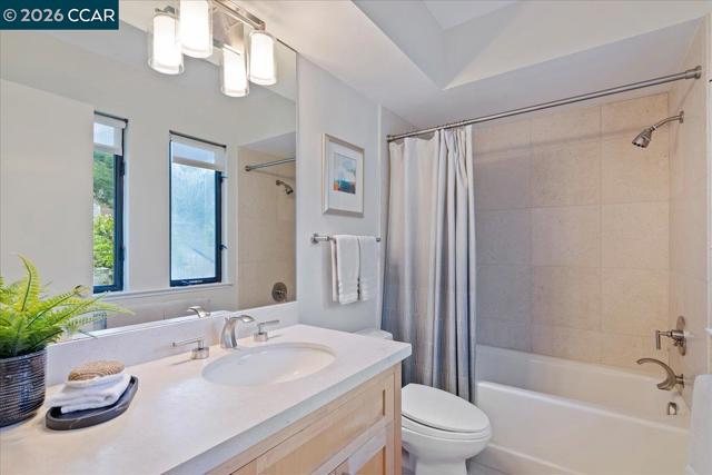 7 Doral Dr, Moraga CA: https://media.crmls.org/mediaz/75775333-944e-4d7f-960f-b519c7fa58eb.jpg