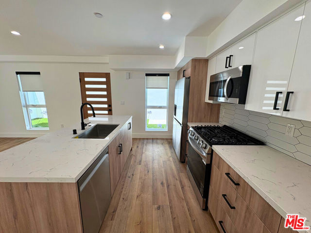 4454 Clinton Street, Los Angeles CA: https://media.crmls.org/mediaz/757765b2-26a6-4d4f-80f4-baf90bb83e58.jpg