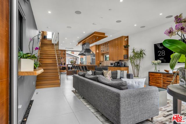 749 Oxford Ave Avenue, Venice CA: https://media.crmls.org/mediaz/75785058-36a6-49fa-b175-4965e755ecde.jpg