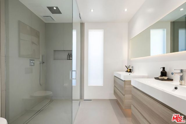 8583 Skyline Drive, Los Angeles CA: https://media.crmls.org/mediaz/75785a9d-ed3e-47f8-9ddb-2159e682a224.jpg