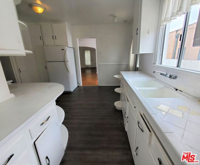 813 N POINSETTIA Place, Los Angeles CA: https://media.crmls.org/mediaz/75787058-e04c-4187-aa39-42b0e6c0b112.jpg