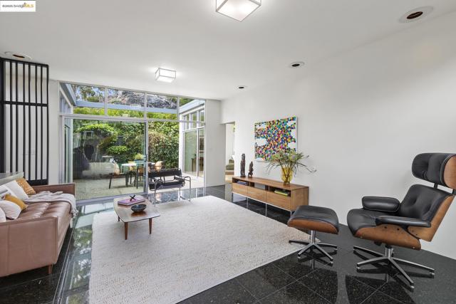 7145 View Ave, El Cerrito CA: https://media.crmls.org/mediaz/75794bea-1deb-47fe-9bcb-13feb0059489.jpg