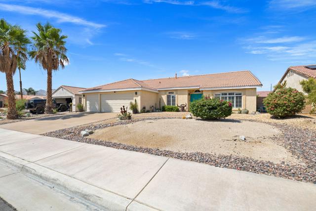 42639 Devonshire Street, Palm Desert CA: https://media.crmls.org/mediaz/757a2770-6873-4cda-897c-fb4c9fb83c85.jpg