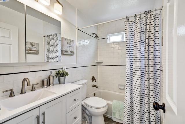 33039 Palmetto Dr, Union City CA: https://media.crmls.org/mediaz/757a4496-465c-44fb-a3c1-c4b82568ab99.jpg