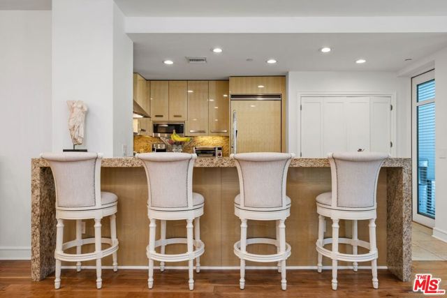 447 N Doheny Drive, Beverly Hills CA: https://media.crmls.org/mediaz/757a5172-fde1-4dbc-9ffd-2b78ab0120d0.jpg