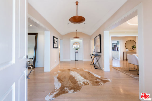 16331 Tudor Drive, Encino CA: https://media.crmls.org/mediaz/757a6395-cc91-46bb-81c0-b6b82911c8e0.jpg