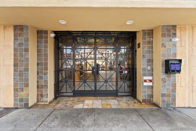 301 W G St, San Diego CA: https://media.crmls.org/mediaz/757b38bd-e1e3-4839-b9f8-952172862e26.jpg