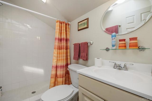 5015 Alicante Way, Oceanside CA: https://media.crmls.org/mediaz/757b410b-2180-4733-85e6-ed490865b9a5.jpg