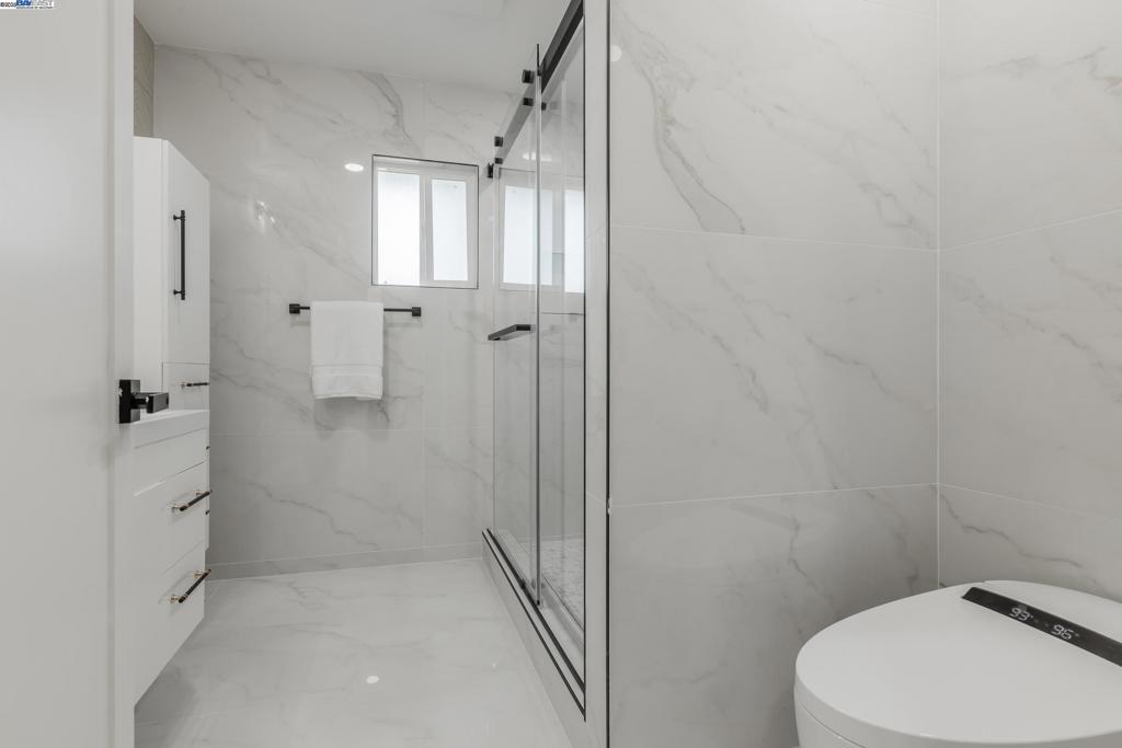 https://media.crmls.org/mediaz/757b4c0f-1e72-405d-bd4b-2898a2252190.jpg?preset=X-Large