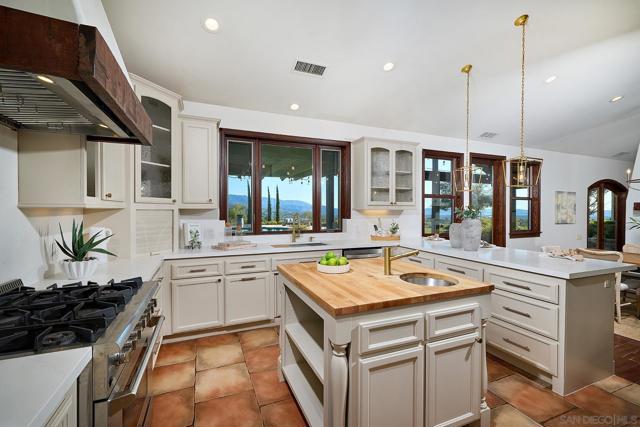 38408 Mesa Rd, Temecula CA: https://media.crmls.org/mediaz/757be05c-0fb7-4652-bd10-f55f1ea0b443.jpg