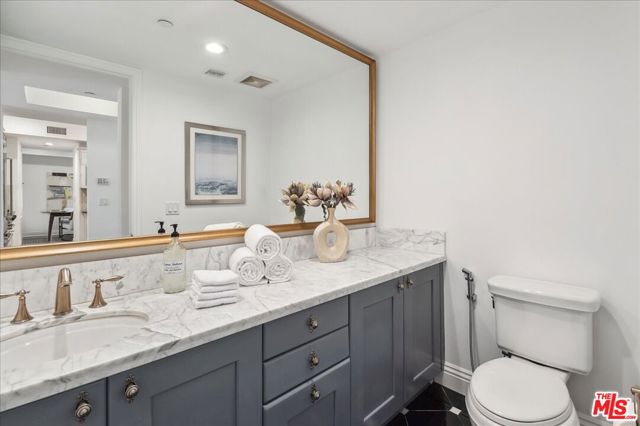 261 S Reeves Drive, Beverly Hills CA: https://media.crmls.org/mediaz/757c0172-c93e-4c68-918c-bd6f5bac9955.jpg