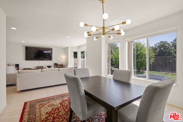 12119 Falcon Crest Way, Porter Ranch CA: https://media.crmls.org/mediaz/757d4311-1f6b-4e17-a071-2f484a48e54e.jpg