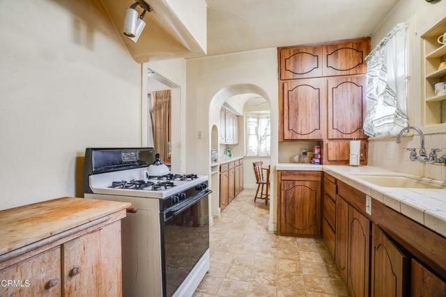 1120 S Burnside Avenue, Los Angeles CA: https://media.crmls.org/mediaz/757d782d-4c58-4f6b-bc80-6b1f3cddb36b.jpg