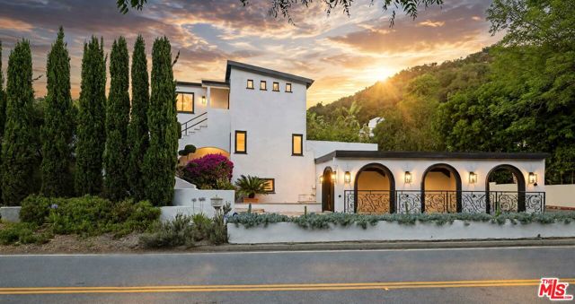 2300 Benedict Canyon Drive photo 3