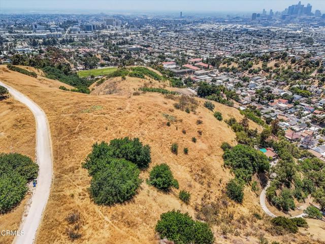 2929 N Amethyst Street, Los Angeles CA: https://media.crmls.org/mediaz/757e936d-bca0-4b1a-b53b-52d644a3e491.jpg