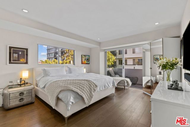 838 N Doheny Drive, West Hollywood CA: https://media.crmls.org/mediaz/757faefc-518b-4178-8af2-015803770feb.jpg
