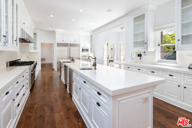 401 S Las Palmas Avenue, Los Angeles CA: https://media.crmls.org/mediaz/758013b1-6135-4a4e-8009-50d09e81e819.jpg