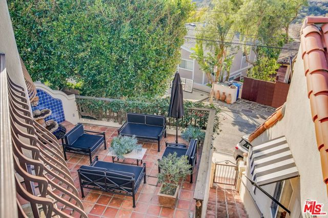 2880 Searidge Street, Malibu CA: https://media.crmls.org/mediaz/75812a3c-0a59-4c2a-bd8f-a7a24ca3c07b.jpg