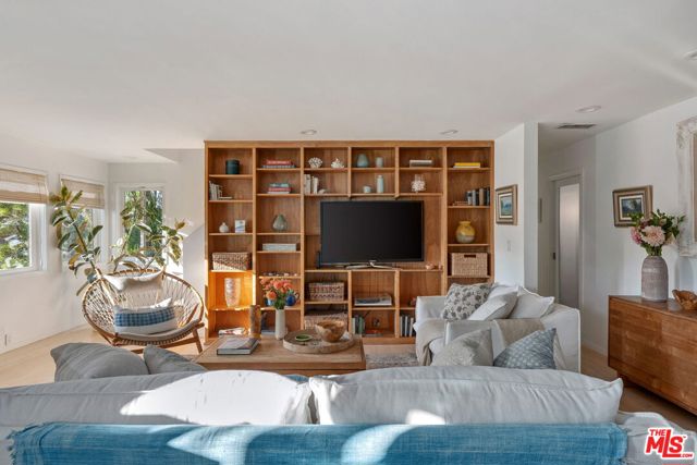 626 Pacific Street, Santa Monica CA: https://media.crmls.org/mediaz/7581740d-24b6-4d2a-a92e-eefbab5b060e.jpg